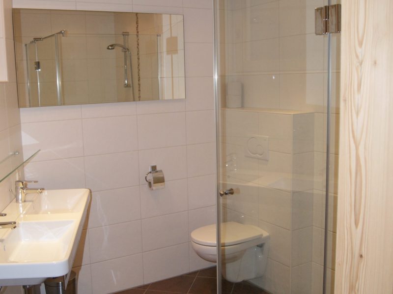 Badezimmer mit Dusche